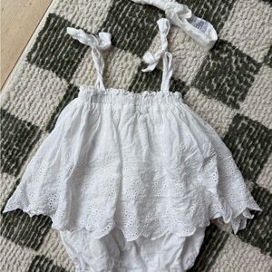 Miniclasix romper in white eyelet lace with headband